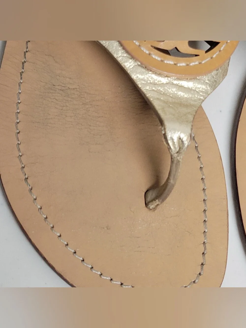 Tory Burch Metallic Gold Leather Louisa Thong Sandals  Tan Medallion Size 8M.
